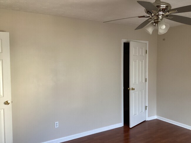 Building Photo - 127 Swanee Ln