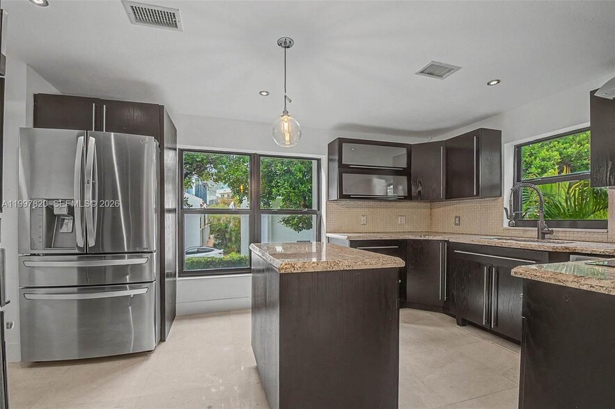 Building Photo - 2000 Brickell Ave