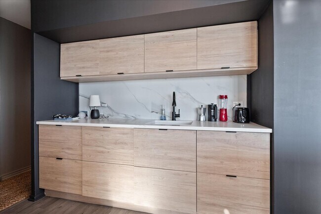 Building Photo - 5701 N Sheridan Rd