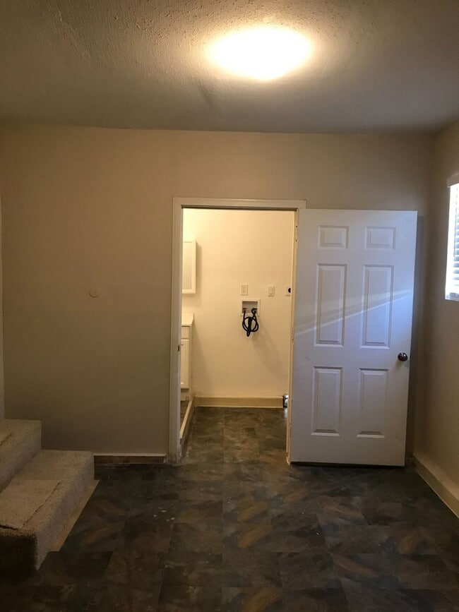 Building Photo - Aspen Ave - BLUE