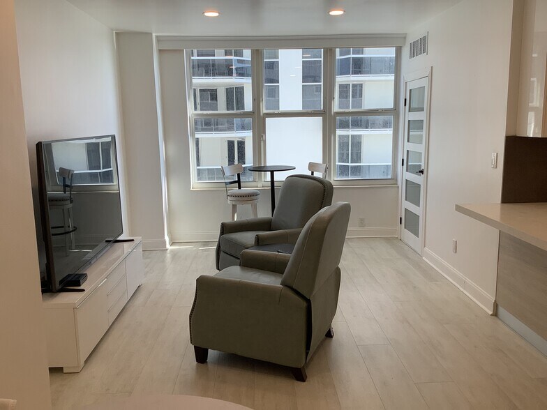 Building Photo - 4747 Collins Ave