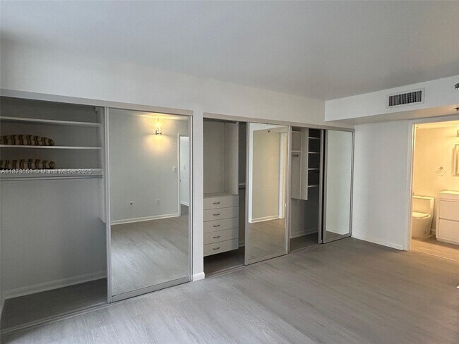 Building Photo - 540 Brickell Key Dr