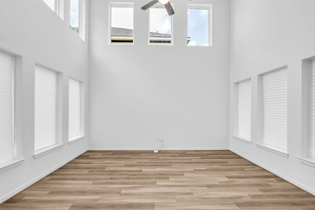 Building Photo - 17822 Carnation Gln Dr