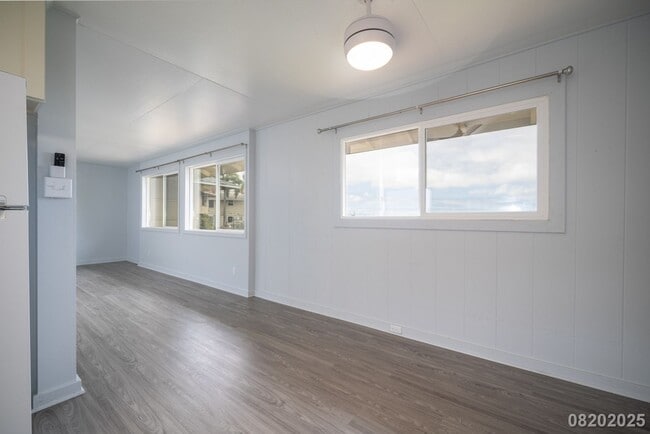 Building Photo - 3br - 910ft2 - 3br/1ba/2pkg Halawa Heights...