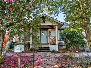 Building Photo - Adorable, fully updated 1-bdr/1-bath Milwa...