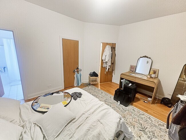 Building Photo - 4 Bedroom, 3 Bathroom Impressive Lincoln Park Duplex