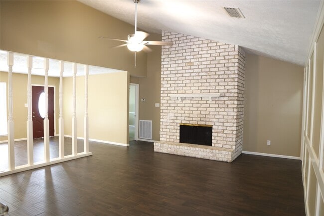 Building Photo - 2215 Silver Falls Dr