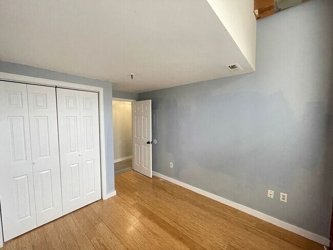Building Photo - 471 Silver St