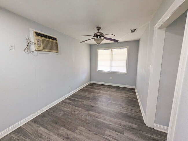 Building Photo - 5150 Parkview Dr