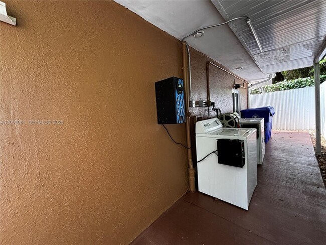 Building Photo - 1043 NW 33rd St