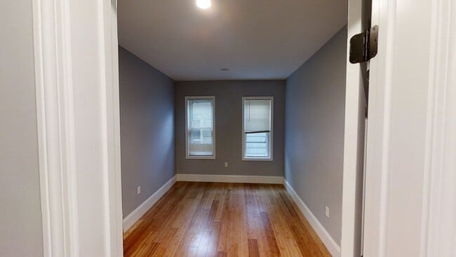 Building Photo - 722 Saratoga St