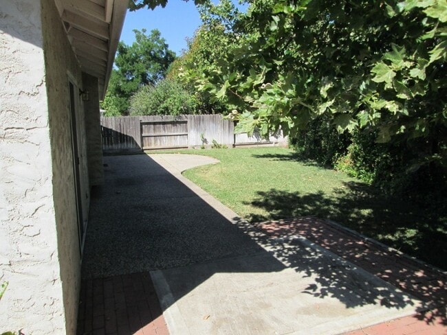 Building Photo - 240 Windrose Ct