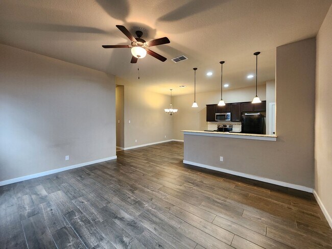 Building Photo - 3/2/2  Located between New Braunfels & Seguin / Fridge Included /  Fenced Backyard / CISD