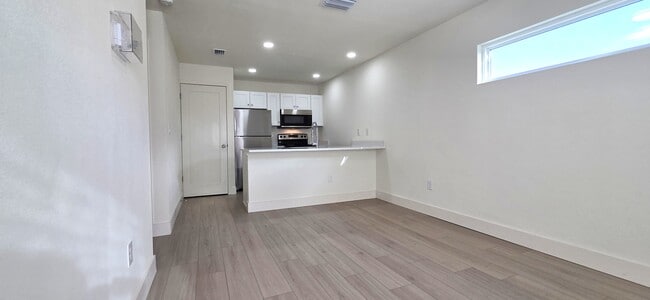 Building Photo - 926-912 12th Ave S