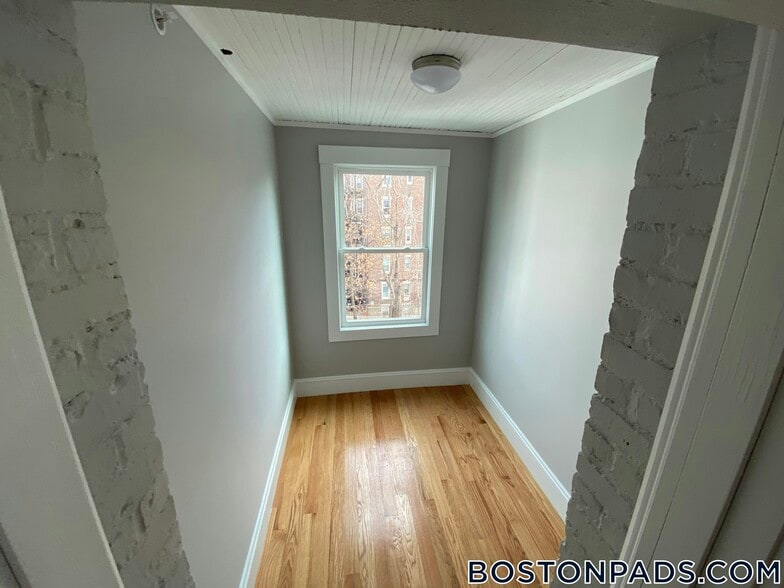 Building Photo - 190 Kelton St
