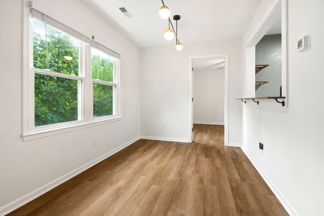 Building Photo - Recently renovated condo near Crabtree!