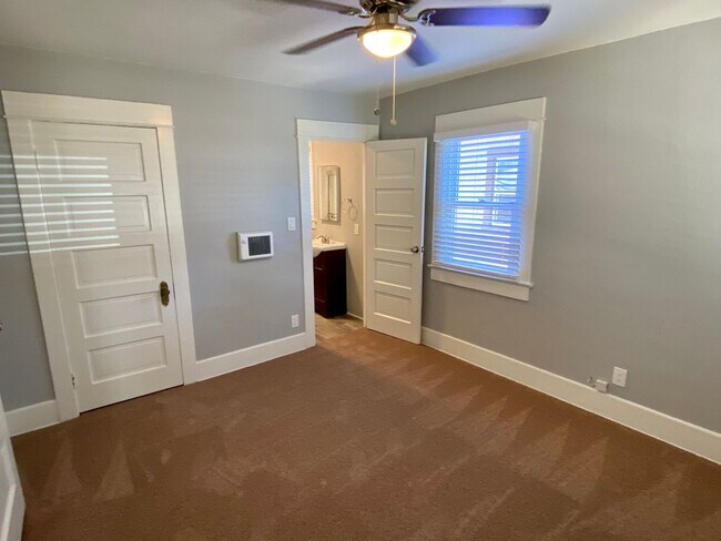 Building Photo - Charming 2 Bedroom Craftsman House w/Porch and Private Back Patio in Hillcrest