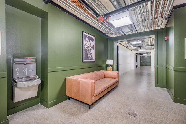 Building Photo - 301 N Mulberry St