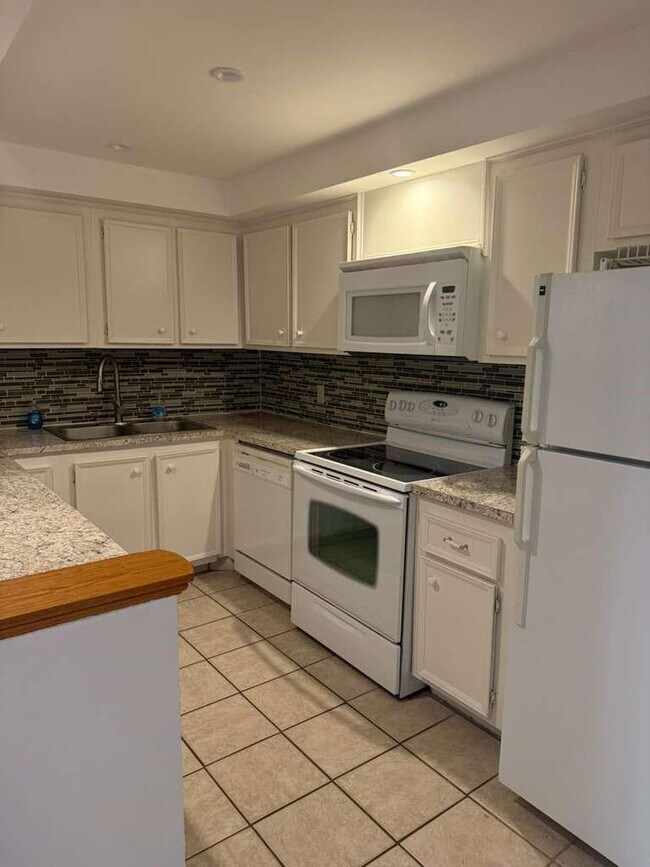 Building Photo - 733 SE 1st Way