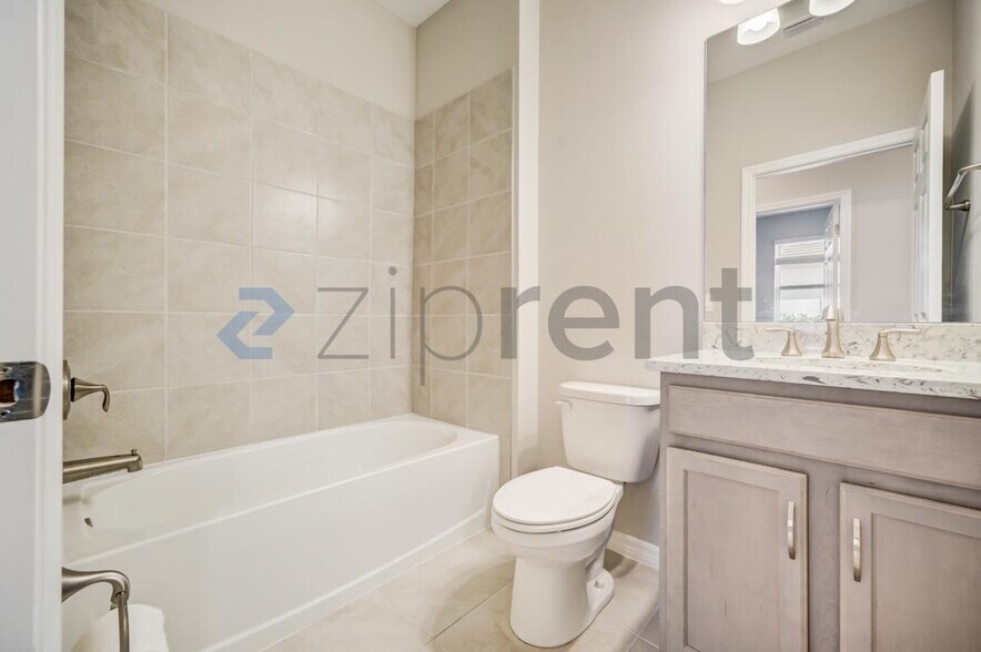 Building Photo - 1126 S Town and River Dr