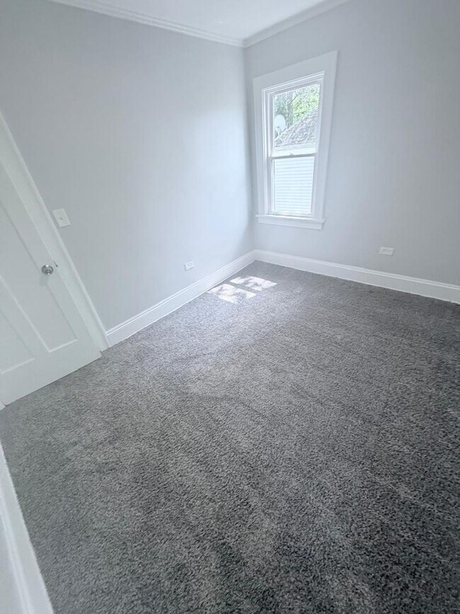 Building Photo - Gorgeous 4 bd, 1.5 bth Cleveland Heights Stunner!