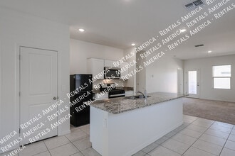Building Photo - 5720 W Sunrise Dr