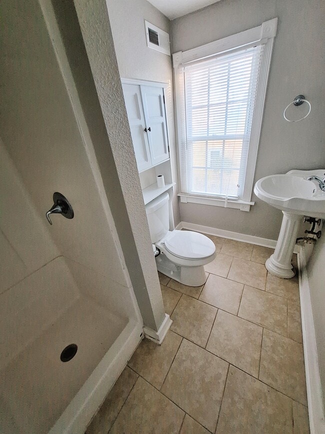 Building Photo - 1121 Elk Ave