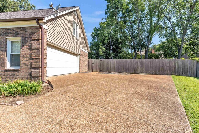 Building Photo - 636 N Fox Chase Cove