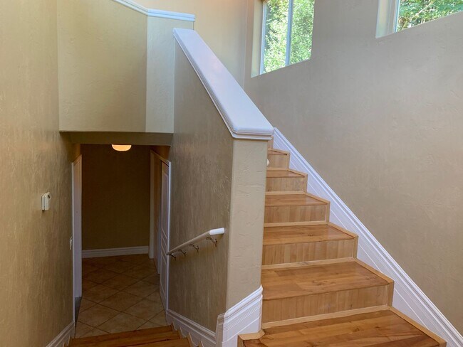 Building Photo - 5 bedroom 3 bathroom gorgeous house with v...