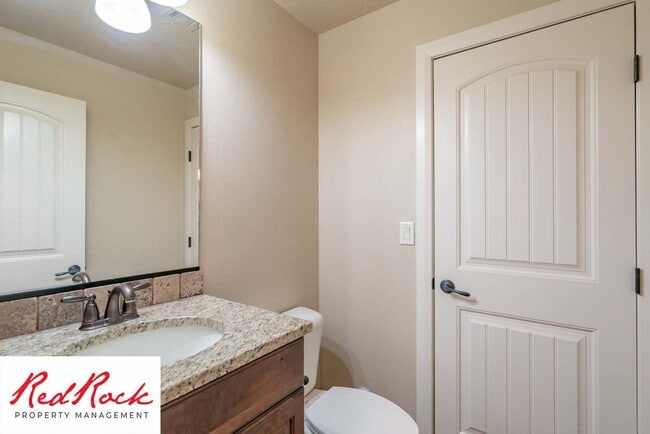 Building Photo - Beautiful Southgate Townhome!