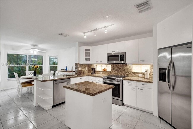 Building Photo - 1046 Satinleaf St