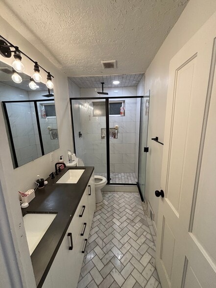 Building Photo - 555 800 E