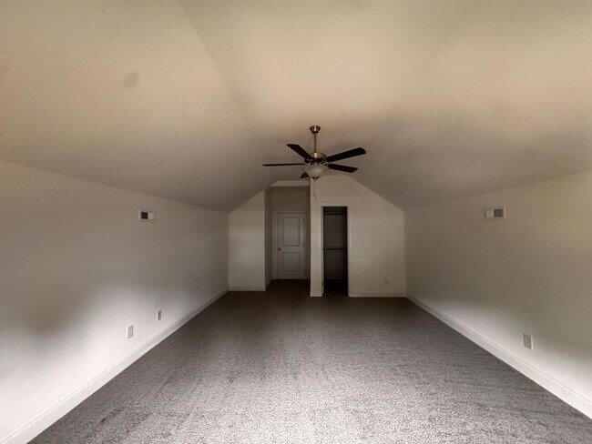 Building Photo - Gorgeous 4 Bed 3.5 Bath Executive Home with Community Amenities