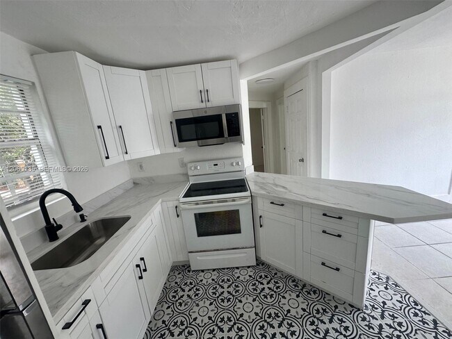 Building Photo - 553 NE 65th St
