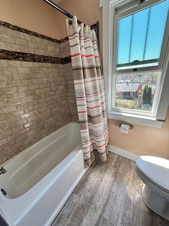 Building Photo - 3 Bedroom Home - Brookline!