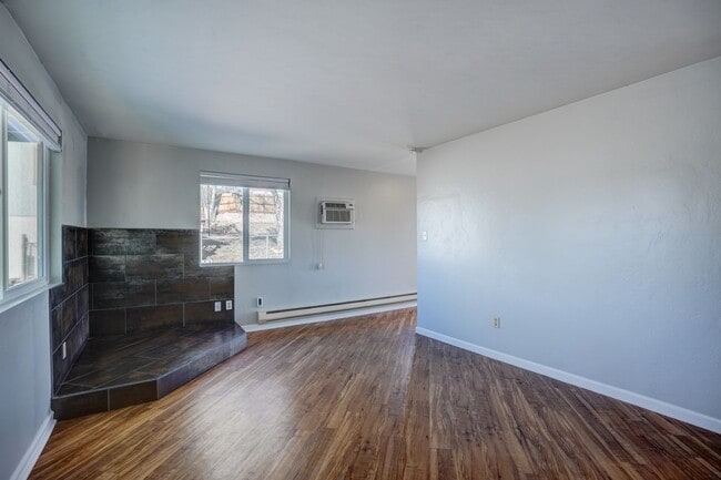 Building Photo - 2 Bedroom, 1 Bath Home For Rent in Diamond Valley!