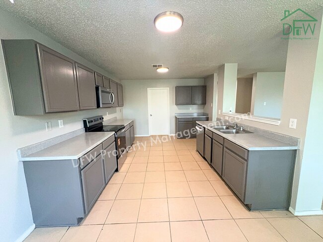 Building Photo - Spacious 4-Bedroom Home with Fireplace & Large Backyard in SW Fort Worth