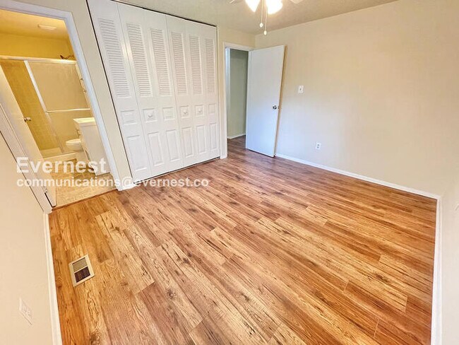 Building Photo - 3 Bed, 2.5 Bath Home with Fenced Yard & Garage / Pet-Friendly / Available Now!