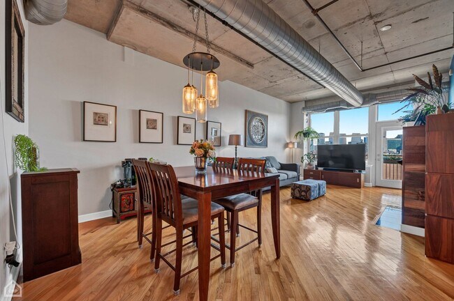 Building Photo - 6 S Laflin St