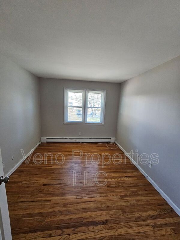 Building Photo - 9/11/13 Village Dr.