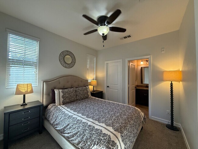 Building Photo - Tri-level 3-bedroom 3-bathroom townhouse located in Chula Vista, CA