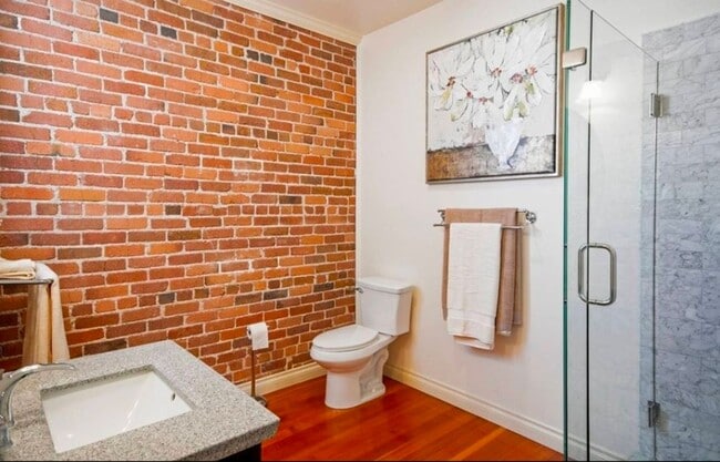 Building Photo - 4 bedroom 2 bath home