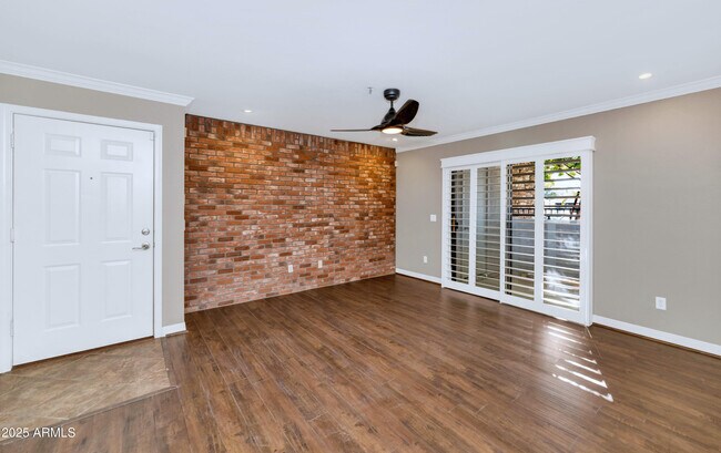 Building Photo - 2025 E Campbell Ave