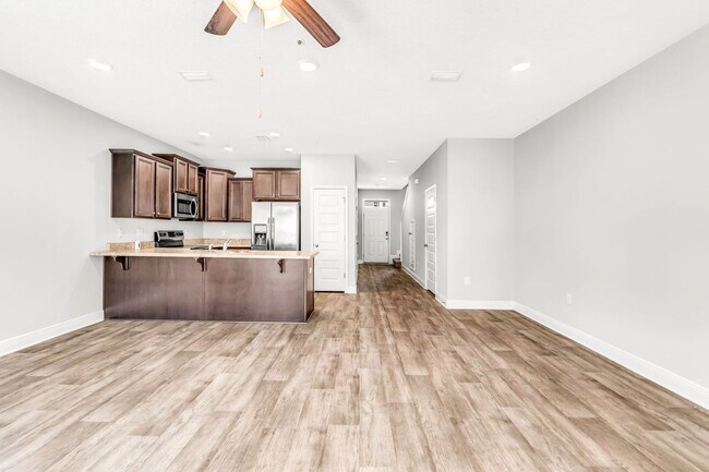 Building Photo - Newer 3 Bed/2.5 Bath Townhome with Modern ...