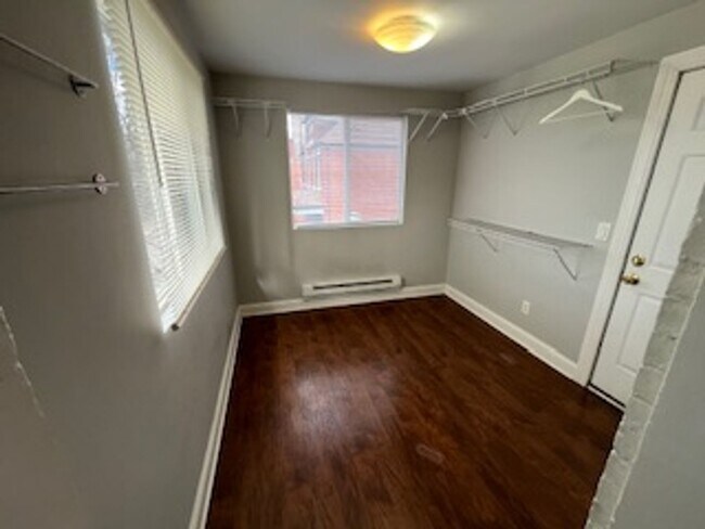 Building Photo - 3 bedroom 1.5 bath one block from Franklin Conservatory