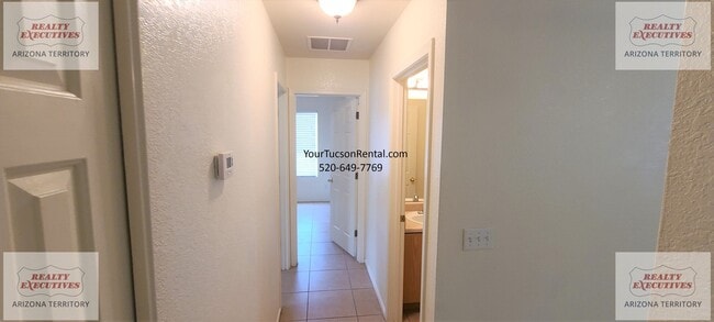 Building Photo - Valencia Rd & Headley Rd 3/2 - July move in special! - All tile floors and updated kitchen