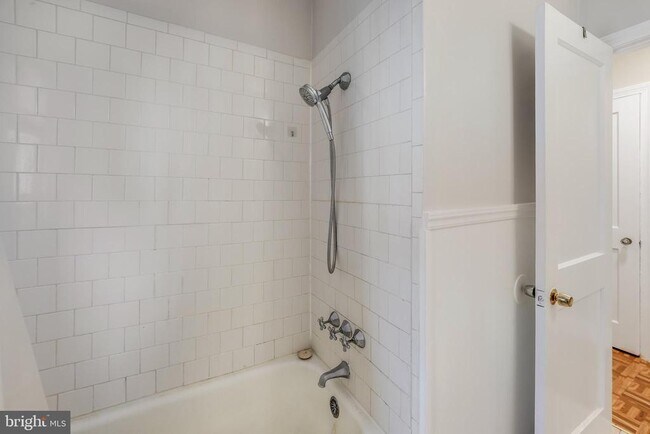 Building Photo - 2726 Washington Blvd