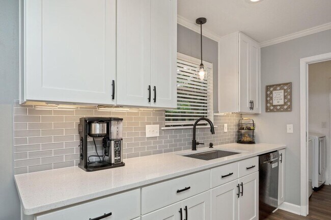 Building Photo - 615 St Martin Cove