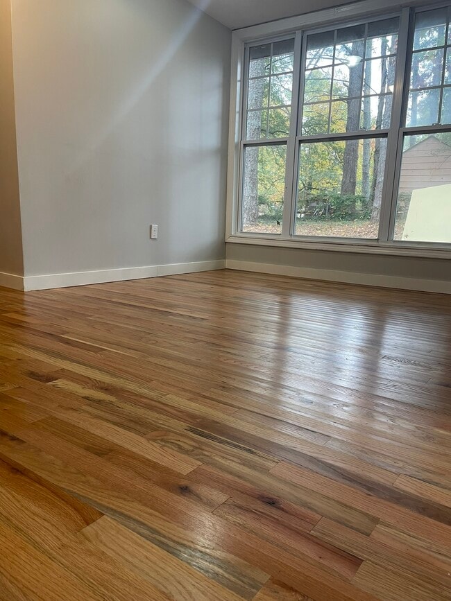 Building Photo - 611 Inglewood Dr