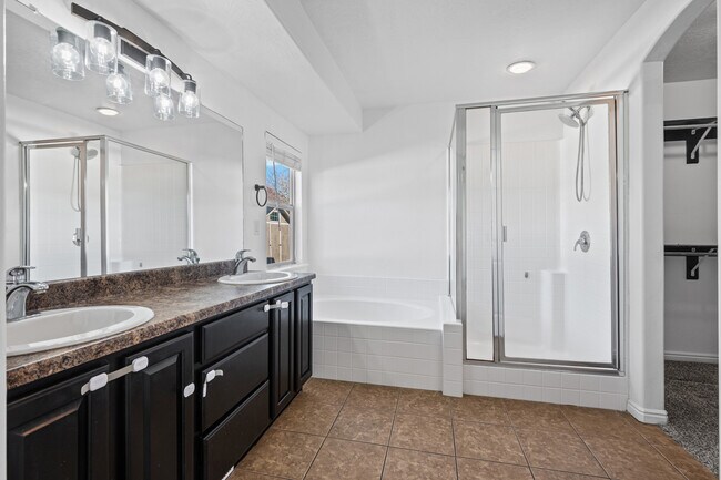 Building Photo - 1572 S Bridle Path Loop